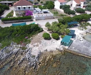 Kuća s bazenom na prodaju prvi red do mora Korčula