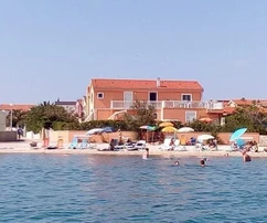 Nieruchomość z 3 jednostkami mieszkalnymi, pierwszy rząd przy morzu