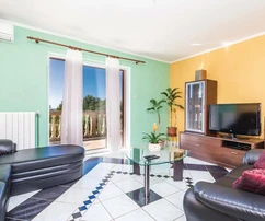 Casa independiente en venta en Viškovo con tres apartamentos en Croacia