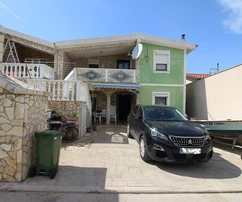 Dom bliźniaczy z dwoma apartamentami 50 metrów od morza