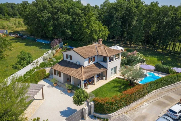 Une maison avec piscine à vendre dans un village paisible près de Poreč en Croatie
