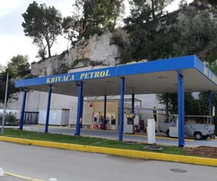 Haus mit mehreren Wohnungen in Selca direkt am Meer zu verkaufen in Kroatien