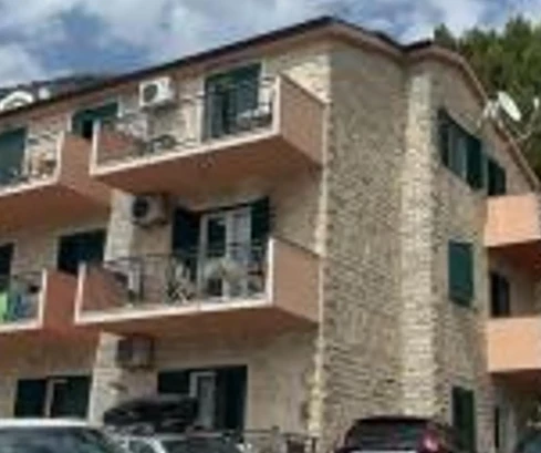 Maison individuelle avec appartements à vendre à Omiš en Croatie