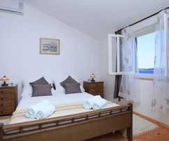 Casa dálmata en venta justo en la orilla del mar en Blato, Croacia