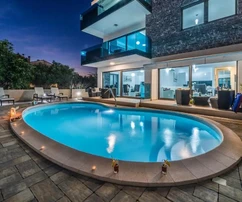 Villa v centru Vira luxusně vybavená s bazénem a střešní terasou