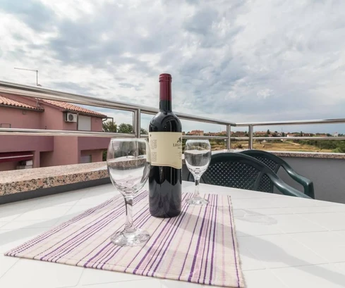 Casa independiente con cuatro apartamentos en venta en Pula, Croacia