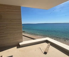 Nuovo attico con terrazza sul tetto, prima fila sul mare!