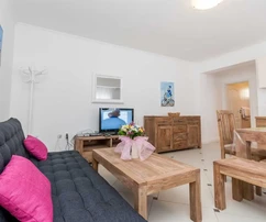 Önálló ház öt apartmannal, vonzó helyen, 500 m-re a strandtól!