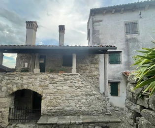 Historická kamenná vila na predaj v srdci Humu v Chorvátsku