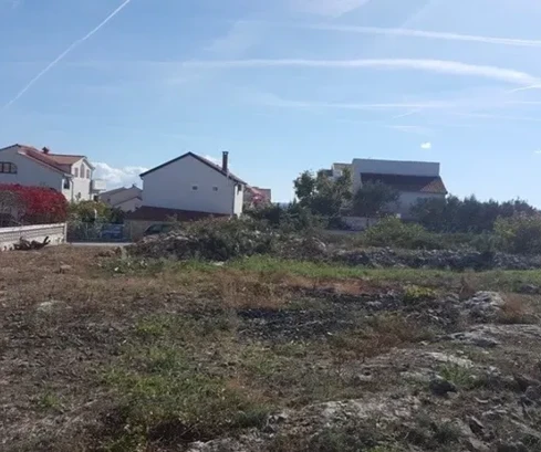 Čiovo, Okrug G., 922 m2 großes Baugrundstück direkt neben der Straße