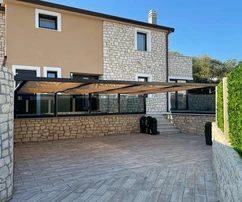 Двухуровневая вилла с бассейном на продажу в Бртонигла, Хорватия