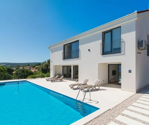 Luxusní vila s bazénem na prodej na ostrově Brač ve vesnici Škrip v Chorvatsku