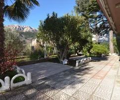 VILLA INDIPENDENTE CON AMPIO GIARDINO E GARAGE!