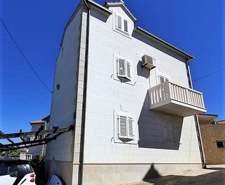 Casa fronte mare a Brac con doppi appartamenti in vendita