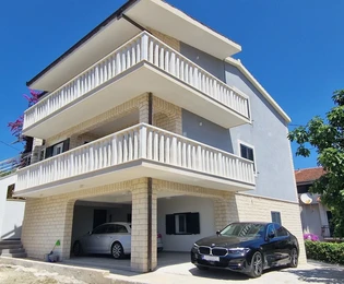 Podstrana, 340 m2-es ház 3 lakóegységgel és garázzsal, tengerre néző kilátással