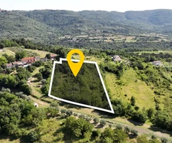 Grožnjan, Istrie: Pozemek s panoramatickým výhledem na údolí Mirna<p></p>