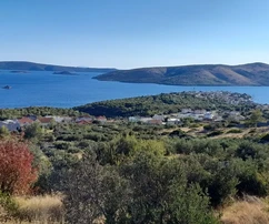 Seget G., stavební pozemek 749 m2 s výhledem na moře, 1 km od moře