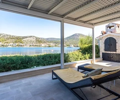 Maison bord de mer à vendre à Seget en Croatie