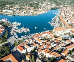 Ostrov Korčula, Vela Luka, kamenný dom v centre mesta