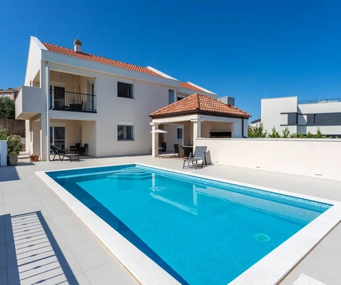 Vila na prodaju s bazenom i pogledom na more Šolta