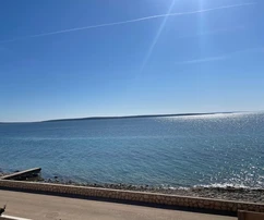 Apartamento de tres dormitorios con vista al mar en venta en Pag, Croacia