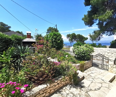 Urokliwy kamienny dom położony niedaleko morza na wyspie Brač na sprzedaż