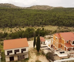 Przestronny dom rodzinny z basenem na sprzedaż w Chorwacji