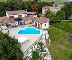 Villa avec piscine, emplacement calme, Žminj.