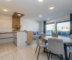 EXKLUZIVNÍ APARTMÁN S BAZÉNEM A VÝHLEDEM NA MOŘE, 200 M OD PLÁŽE!