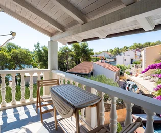 Freistehendes Haus mit mehreren Wohnungen in Milna zu verkaufen in Kroatien