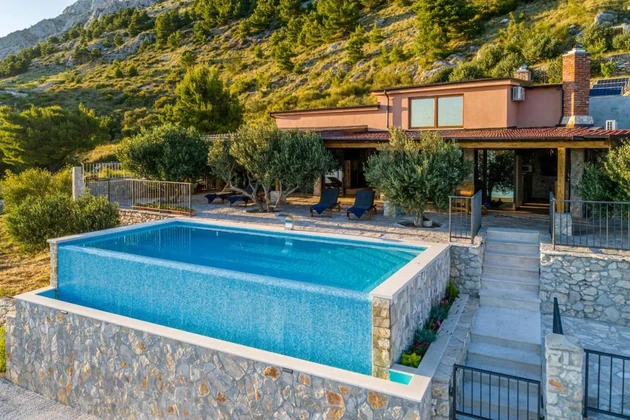 Haus zum Verkauf in Omiš-Stanići mit Meerblick in Kroatien