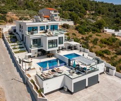 Semi-detached villa with a beautiful view of the sea