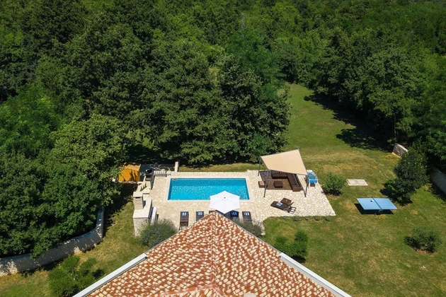 Labin, Kršan, krásny samostatne stojaci dom s bazénom na priestrannom pozemku 4261 m², tichá lokalita