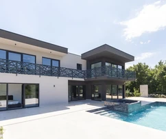 Istrien, Svetvinčenat, beeindruckende Villa mit Swimmingpool und Sauna auf einem geräumigen Baugrundstück