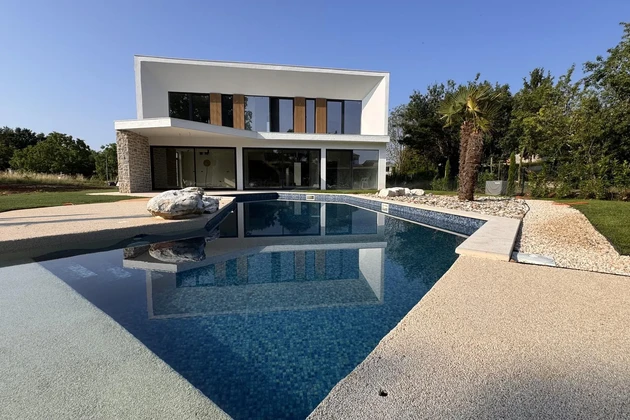 Luxusná vila s bazénom a športovým ihriskom na predaj v Chorvátsku