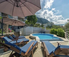 Casa con vista mare e giardino a Makarska