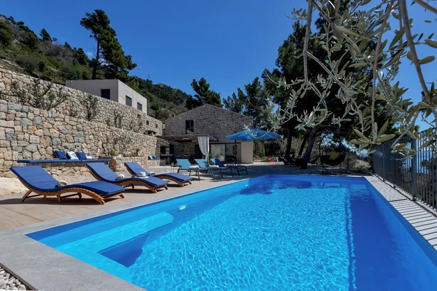 Beautiful estate with a house and swimming pool available for purchase in Croatia