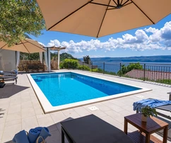 Na predaj je dom v Omiši, časť Borak, s krásnym výhľadom na more v Chorvátsku