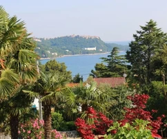 Krk, Omišalj, Haus mit fünf Apartments, nur 200 m vom Meer entfernt