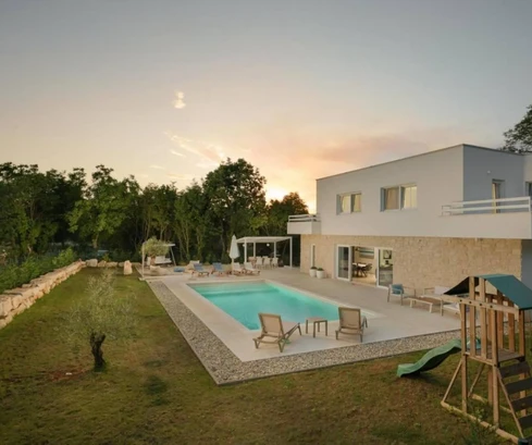 Villa en venta en Žminj con piscina y interiores de diseño en Croacia