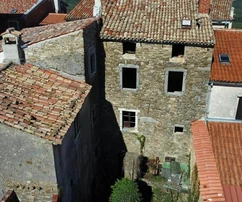 Istria, Motovun, casa de piedra para reformar con patio y local comercial