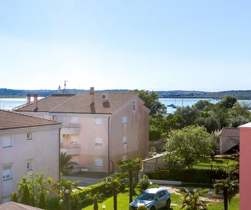 Casa espaciosa con apartamentos en venta en Medulin, Croacia