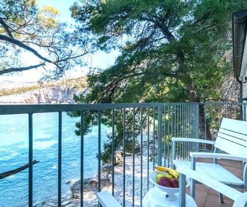 Encantadora casa de piedra en venta en la bahía de Hvar