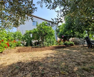 Vir, casa appartamenti con 3 unità, ampio cortile e potenziale per piscina vicino al centro