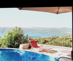 Lenyűgöző kőből épült ikerházak medencével a Slivno-öbölben