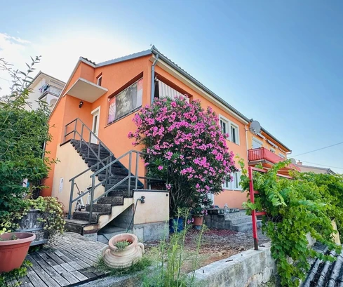 Senj, dom o powierzchni 200 m² z dwoma oddzielnymi apartamentami w doskonałej lokalizacji blisko morza