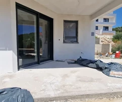 Trogir, Saldun, 3-Zimmer-Wohnung 110 m2 + Garten 50 m2, große Terrasse (34 m2), Neubau