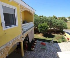 Spacious 6-bedroom retreat just 500m from the sea - Island of Vir