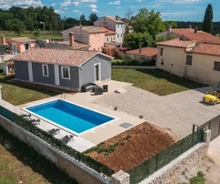 Poreč: Bájjos, egyszintes ház medencével és bevált bérleti sikerrel