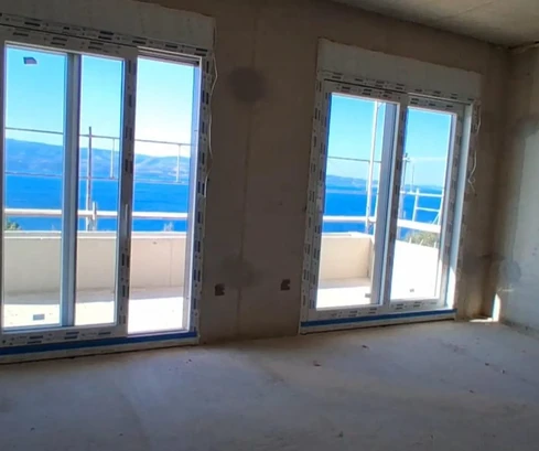 Omiš, appartement de trois pièces dans un immeuble neuf situé dans un endroit calme entouré de verdure, 83,53 m²